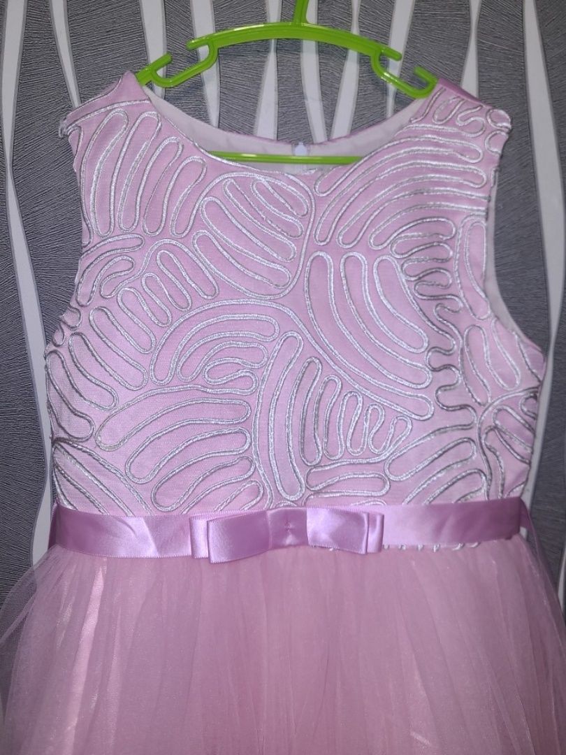 Нарядное платье розовое 8-10лет