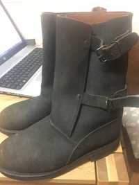 Botas com presilhas em pele