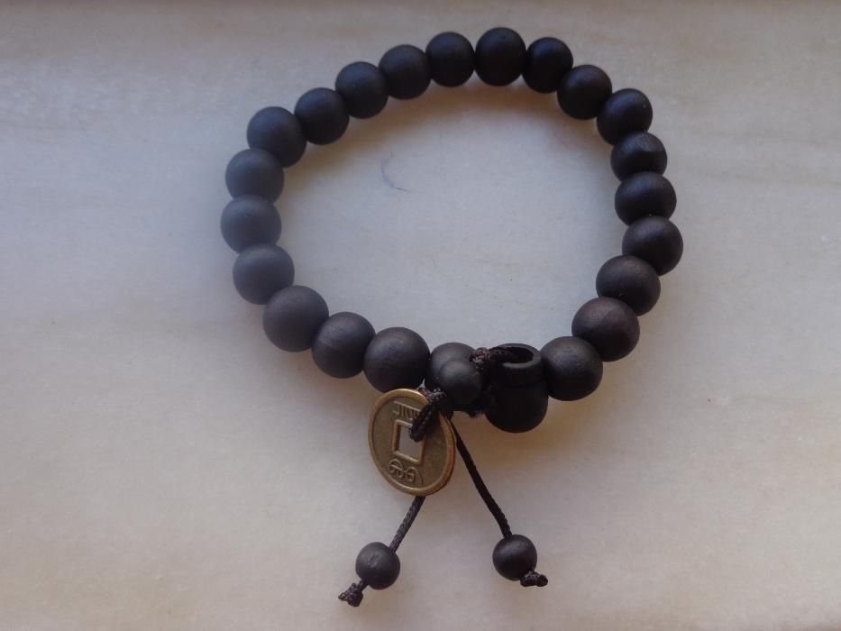 Pulseira de madeira de sandalo oração Budha - nova