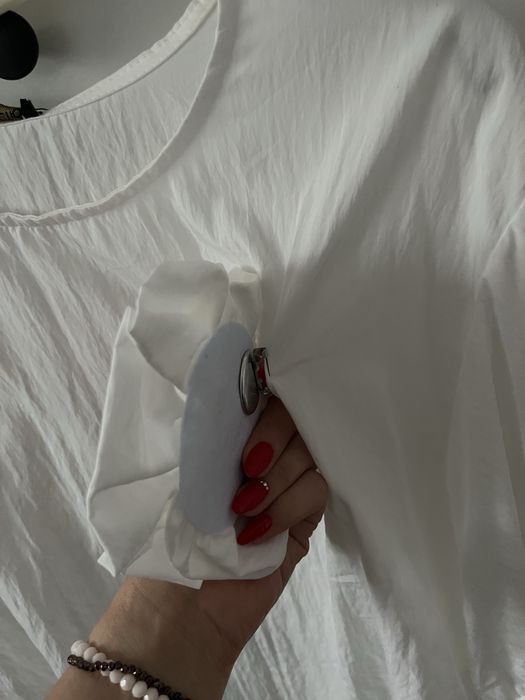 Biała bluzka z wiakozy z przypinaną różą r.XL/XXL