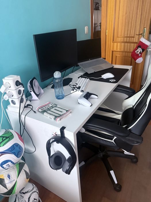 Duas Secretarias brancas