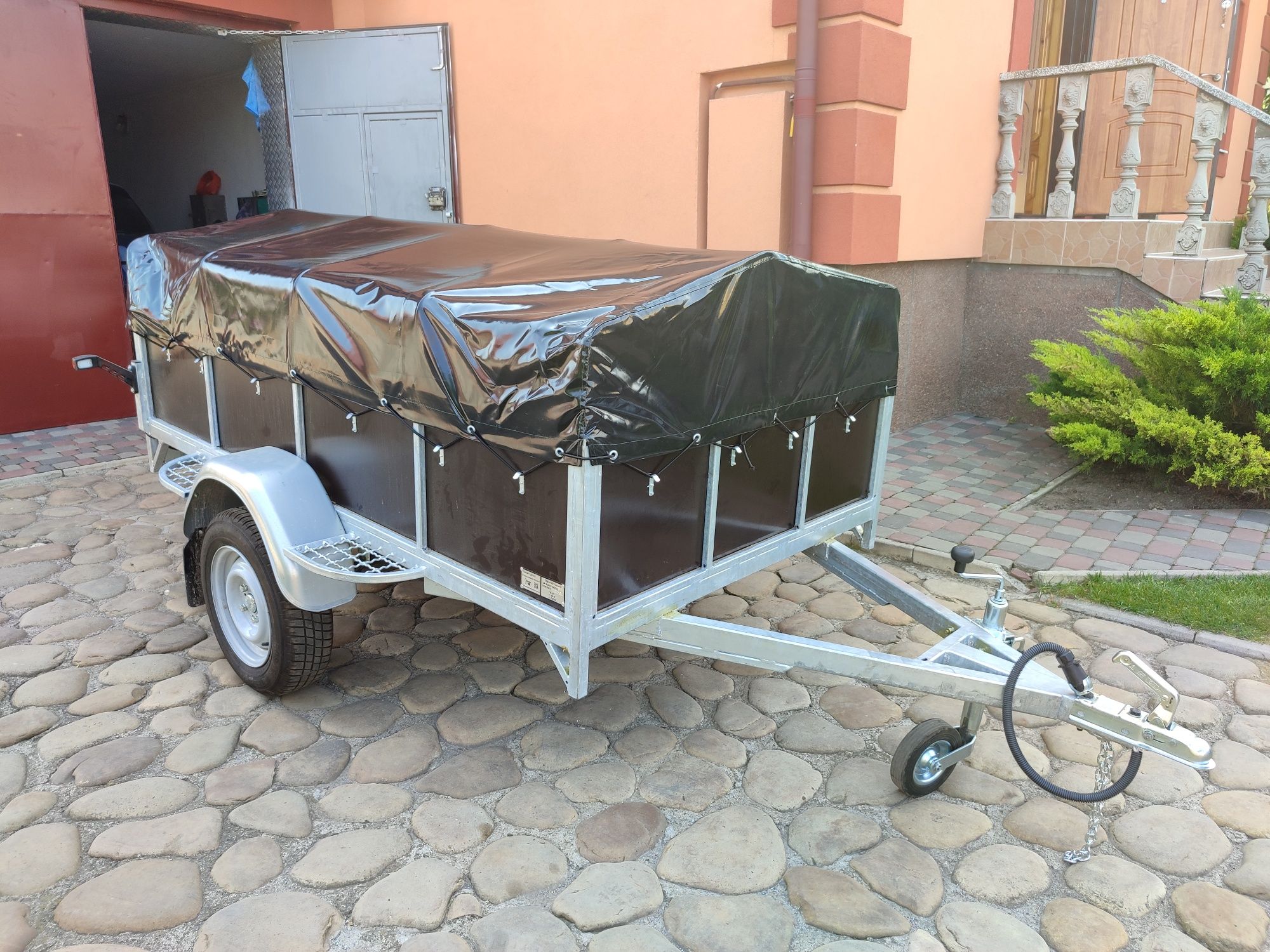 Причіп прицеп до легкового автомобіля.