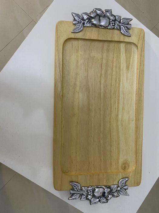 Tabuleiro de madeira com pegas de estanho