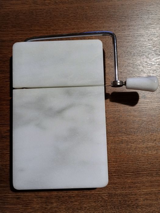 Marmurowa deska do krojenia sera.