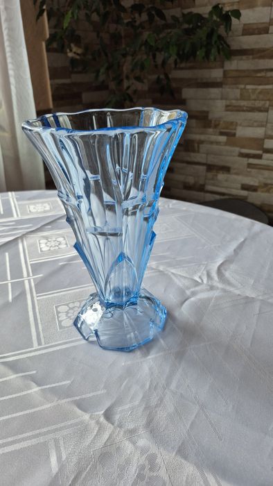 Stary jasnoniebieski wazon Art Deco z lat 20/30 XX wieku.