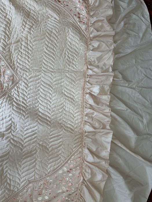 Покривало на двоспальне ліжко з трьома подушками