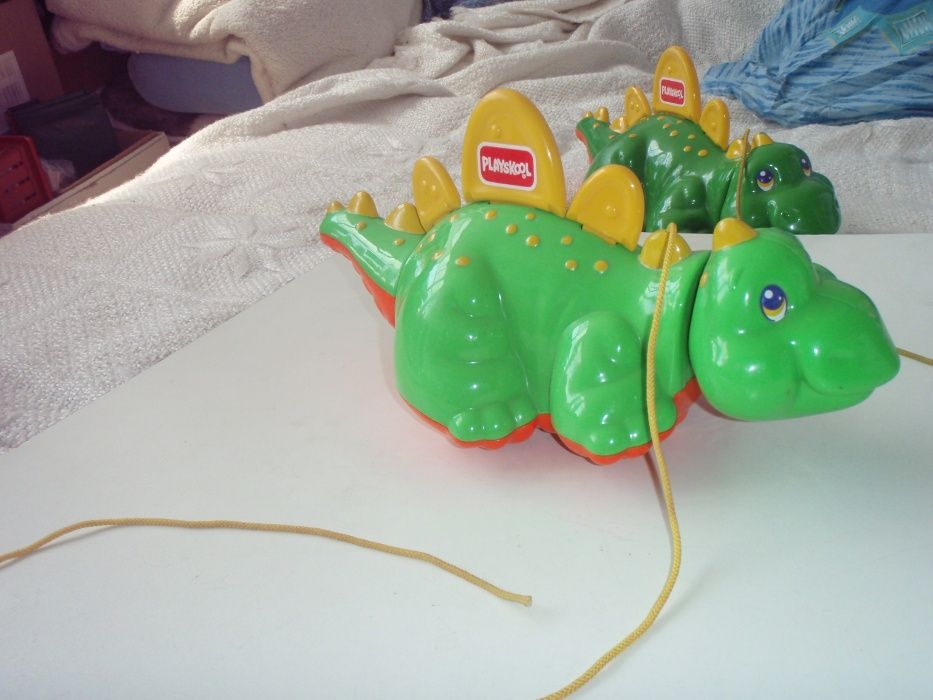 DINOZAUR - zabawka Playskool do ciągnięcia, rusza się i dźwięczy