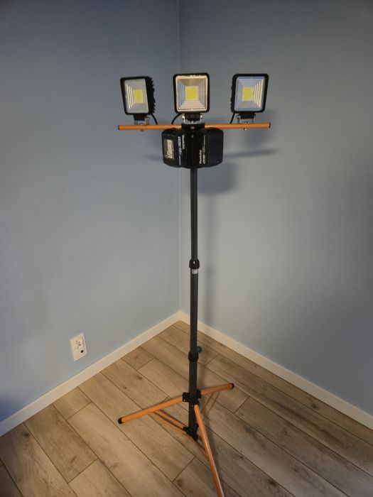 Makita 18v statyw na 3 lampy z adapterem na dwa akumulatory