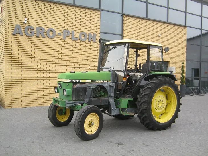 John Deere 2250