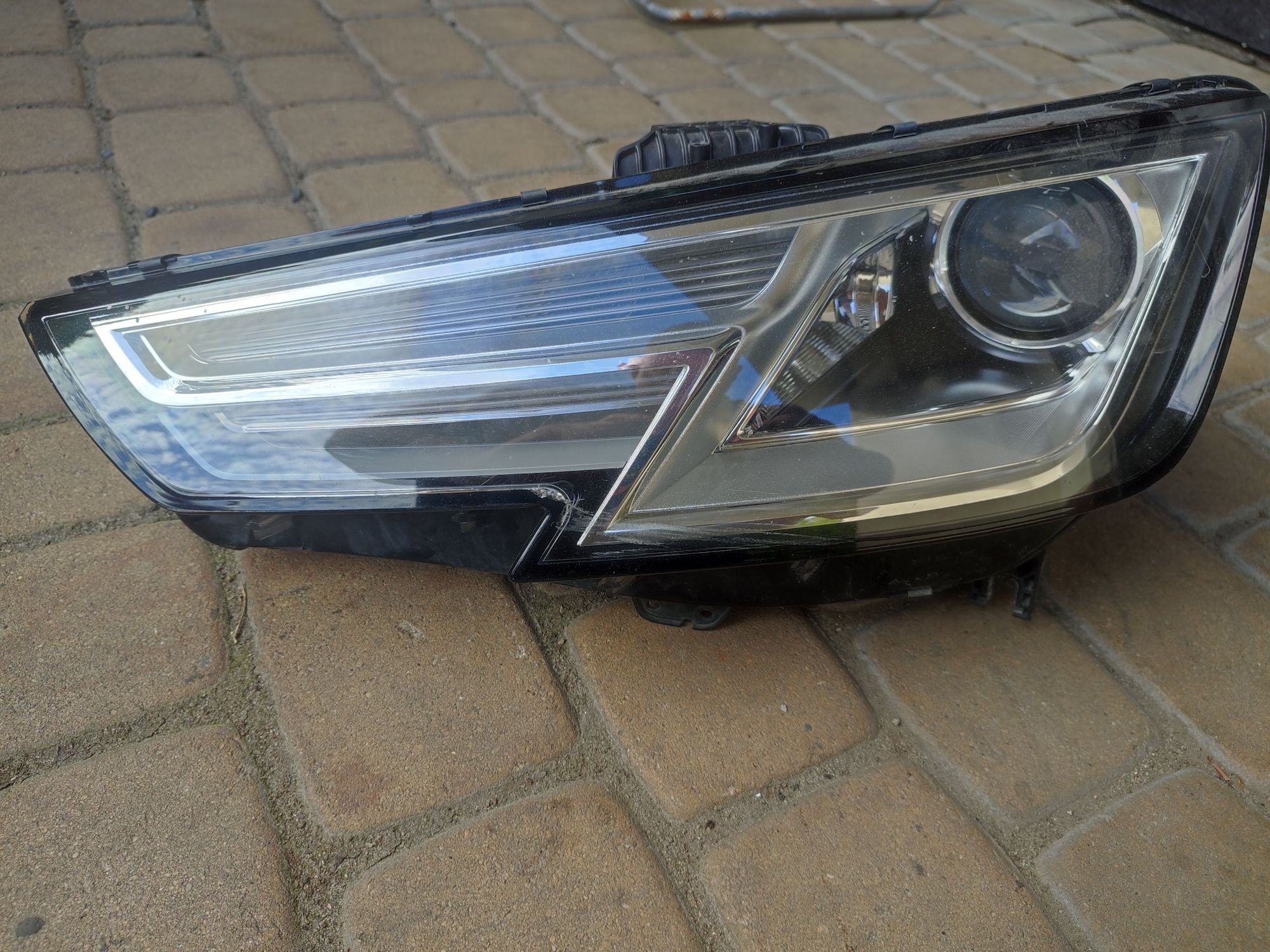Lampa reflektor bixenon lewy przód Audi A4 B9