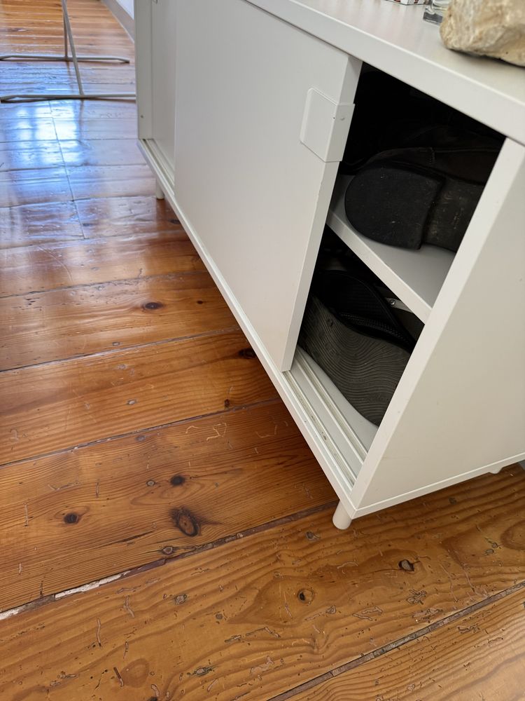 Consola/Aparador/armario branco IKEA com duas porta
