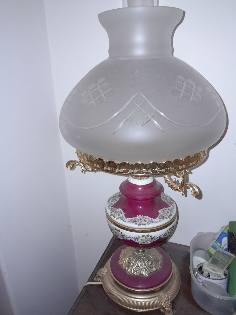 Candeeiro vintage em porcelana com globo em vidro