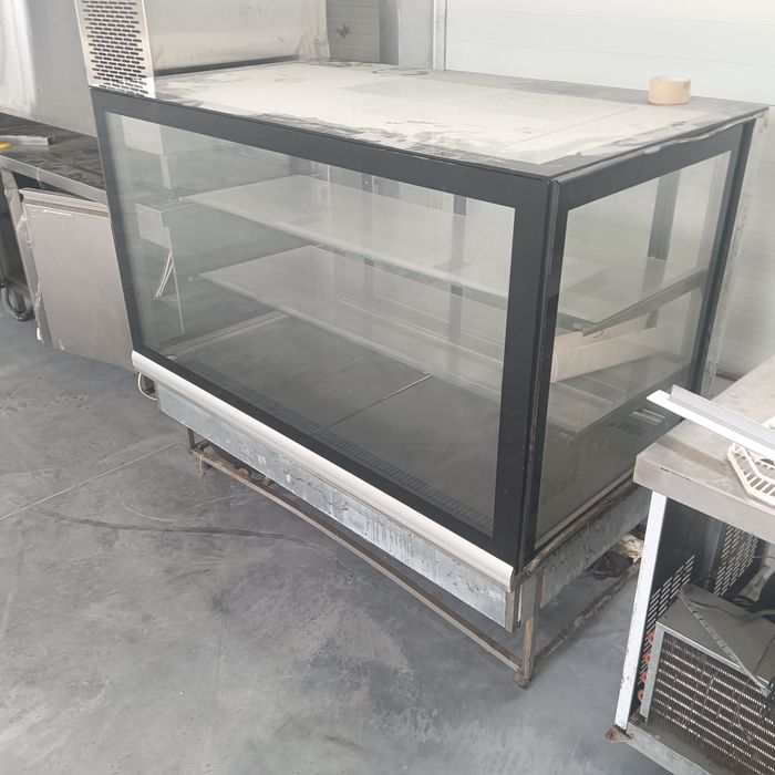 Witryna chłodnicza cukiernicza Czarne szkło Cosmo Graner 145x82x122