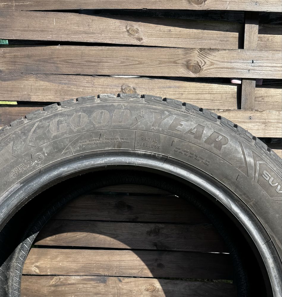 Opony zimowe Goodyear SUV Ultragrip 235/55/R18 - gratis stojak