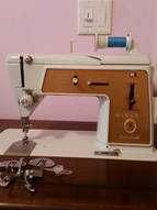 Maquinas de costura portateis ou com móvel
