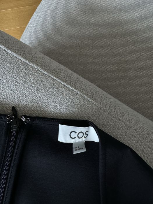 COS czarna sukienka z długim rękawem długa rozkloszowana S 36