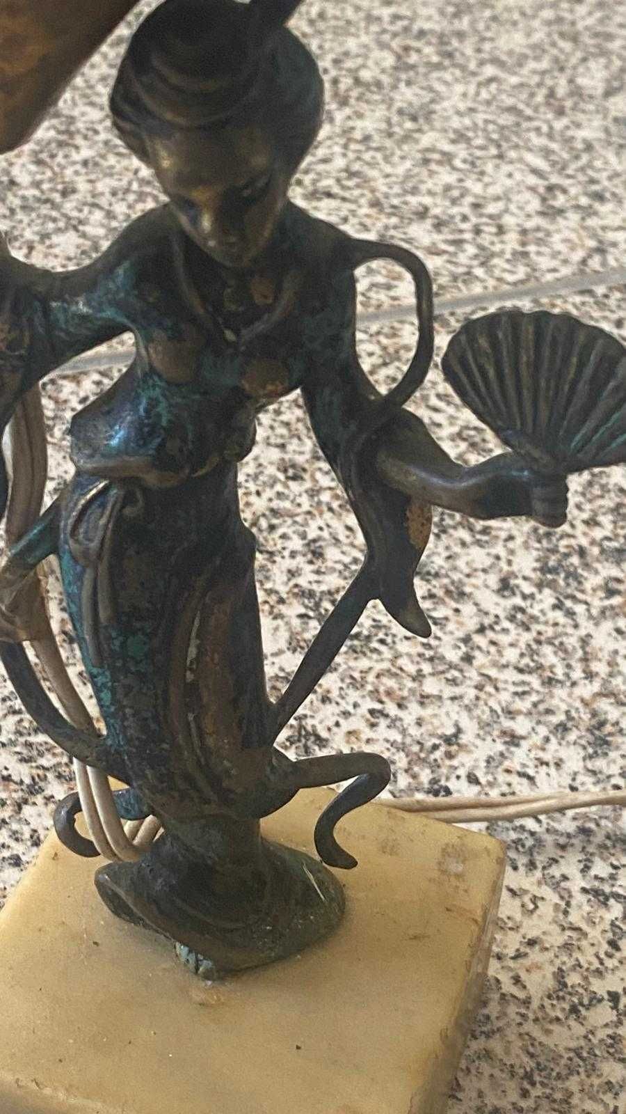 Candeeiro muito antigo em mármore e estatueta em metal.Preço de saldo