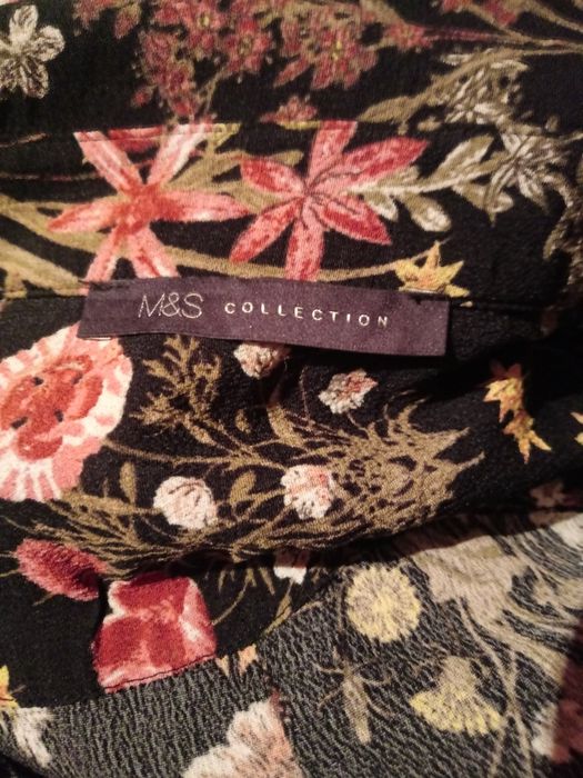 Czarna sukienka w kwiaty - M&S Collection; rozmiar S/M