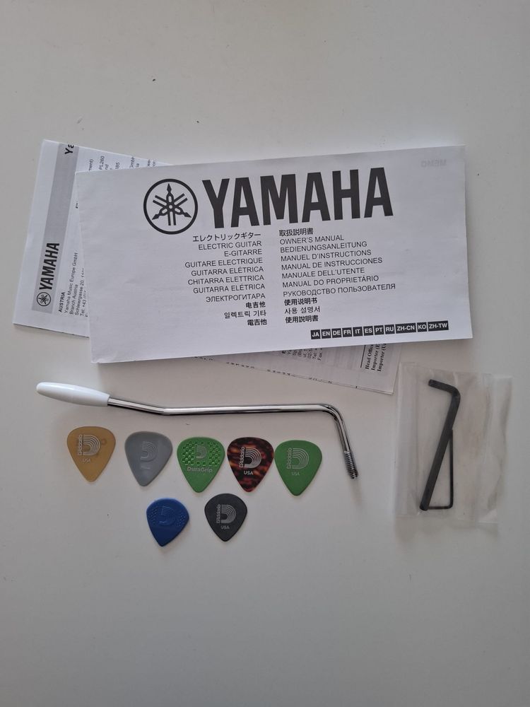 Gitara Yamaha Pacifica 012 + wzmacniacz Marshall MG 15, statyw, kabel
