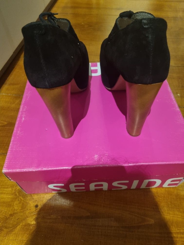 Sapatos de salto alto pretos