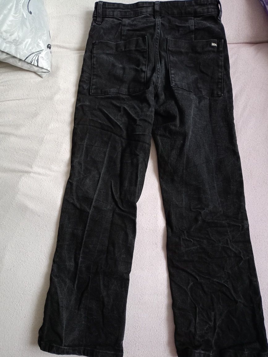 Czarne spodnie jeans Zara.