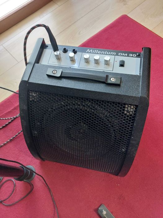 Perkusja elektroniczna Alesis Surge wraz z głośnikiem i słuchawkami