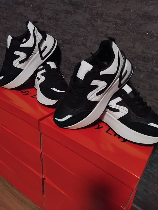 Кросівки жіночі !!!