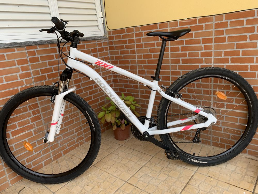 Bicicleta tamanho medio.