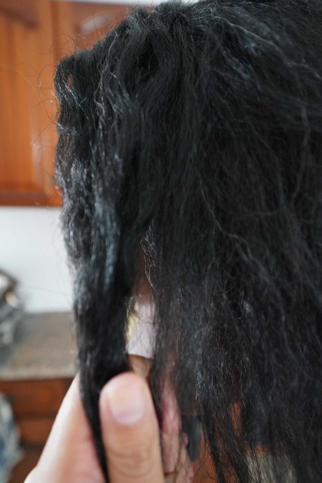 cabeça de boneca com cabelo verdadeiro e tripé