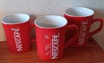 Trzy kubki Nescafe