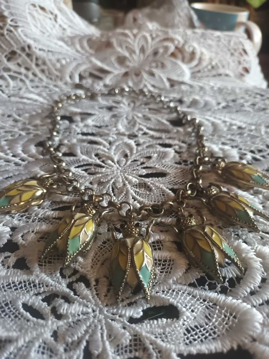 piekny naszyjnik z owadami