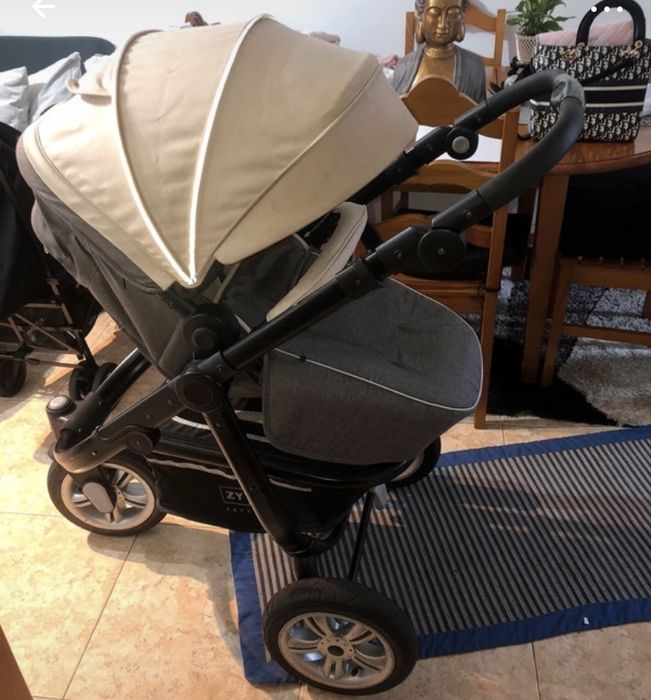 Carrinho cinza e beje zippy