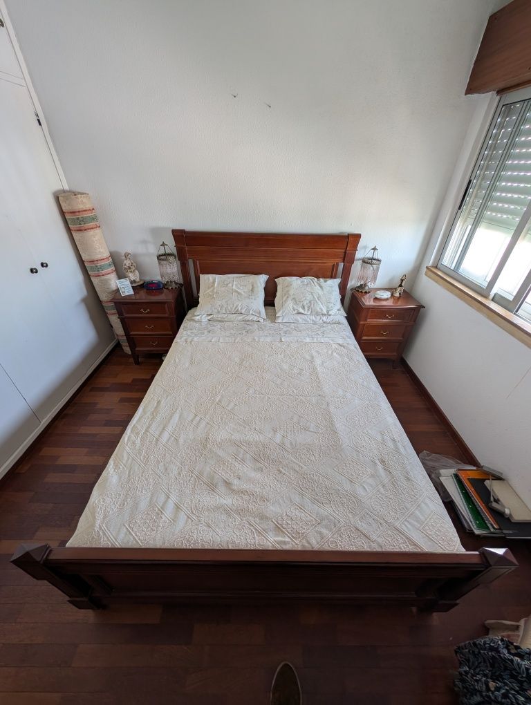 Cama de Casal + Mesas de Cabeceira