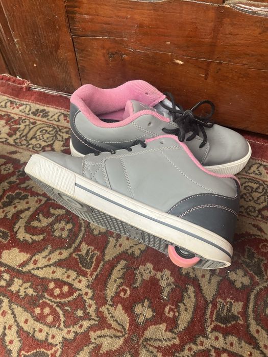 Кроси на колесику віддам