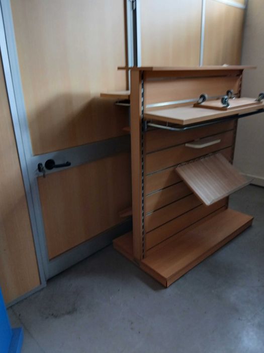 VITRINES, Balcões, acrilicos, cabides, novos.  Bom Preço.DESOCUPAR