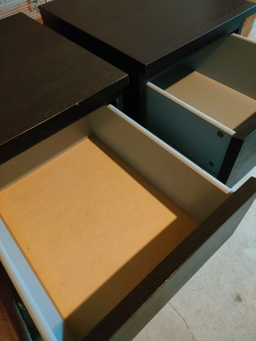 Duas mesinhas de cabeceira