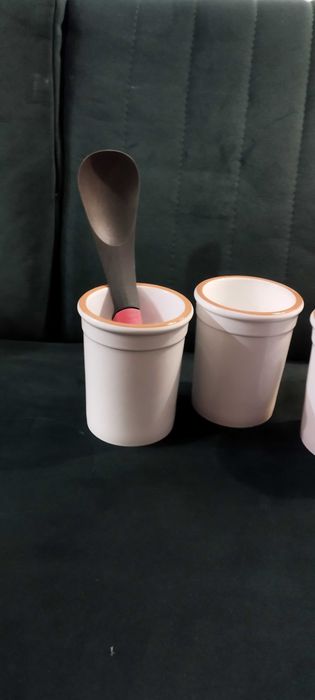 Ceramiczne pojemniki na przybory kuchenne