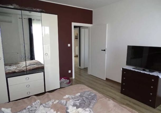 Łóżko  z szafkami nocnymi, szafa oraz komodą