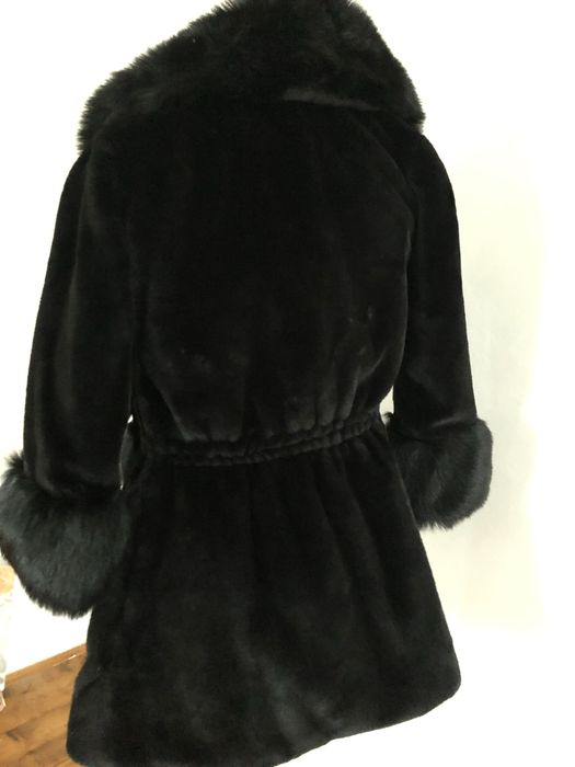 Чорна жіноча шуба