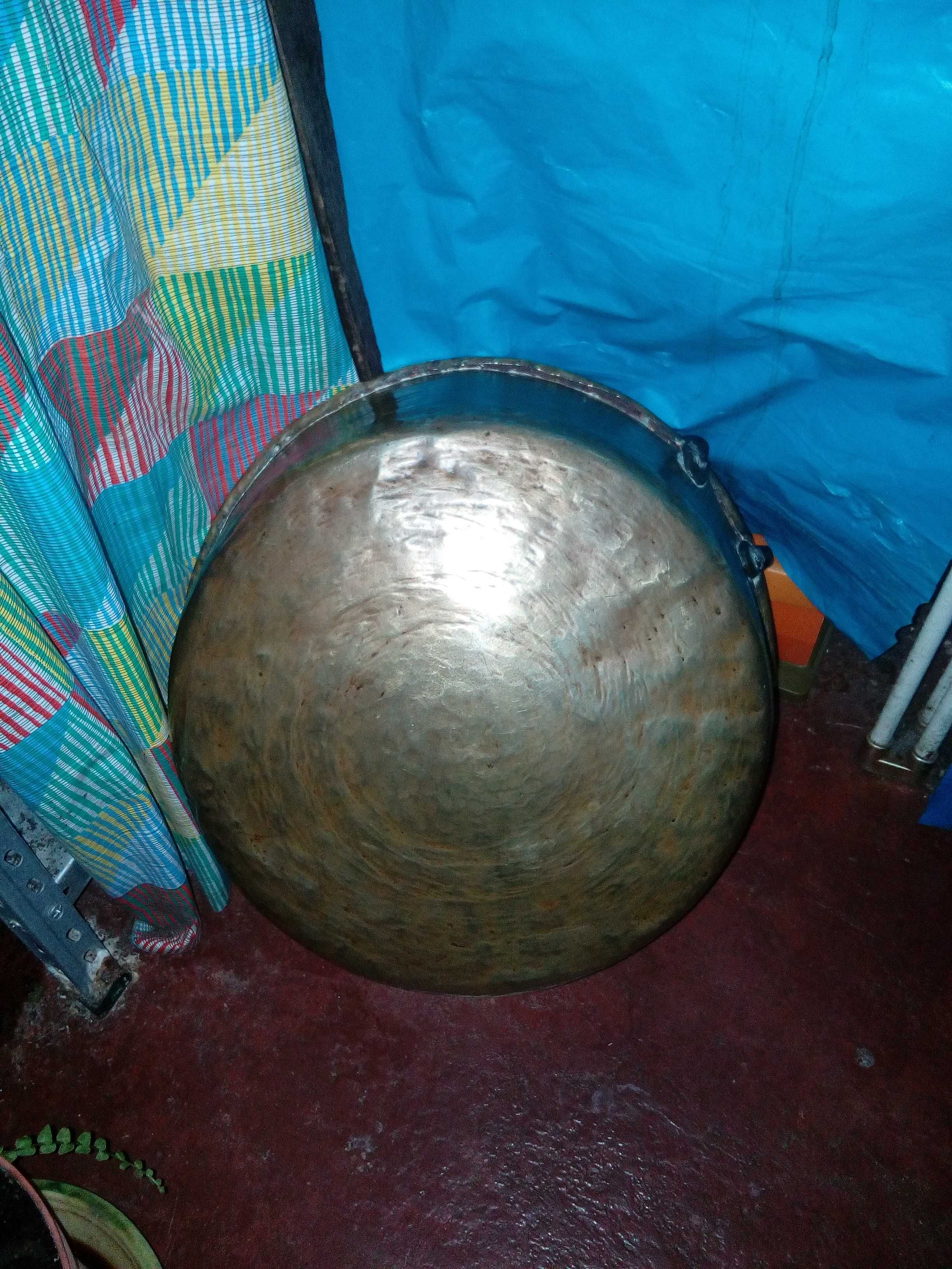vendo dois tachos em cobre com pegas muito antigos