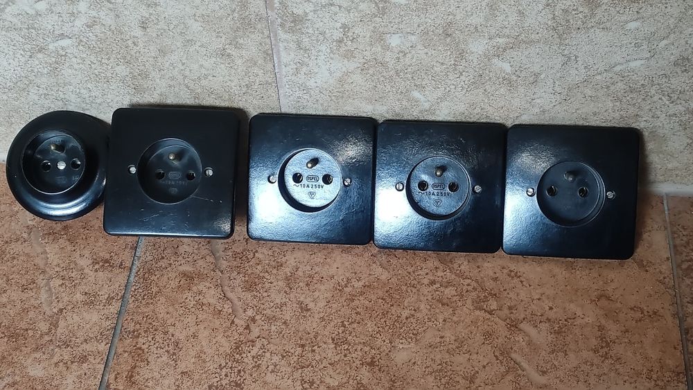 Gniazda elektryczne podtynkowe