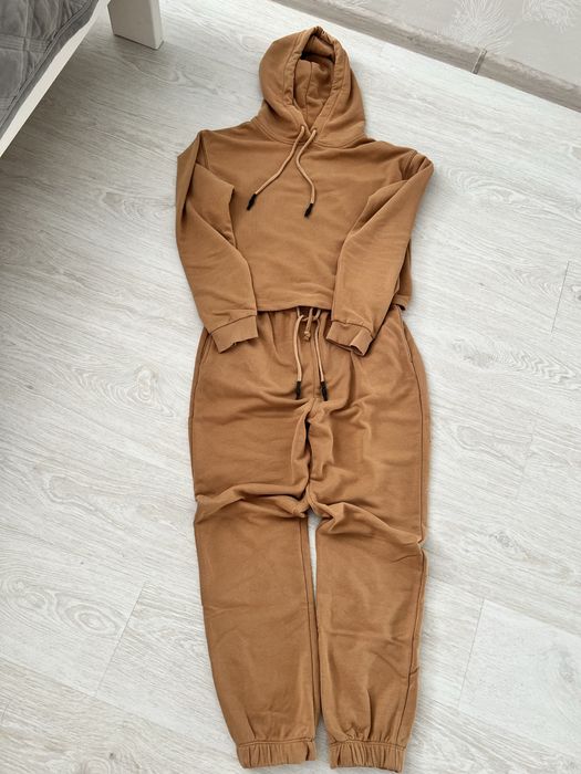 Спортивний костюм в карамельному кольорі.