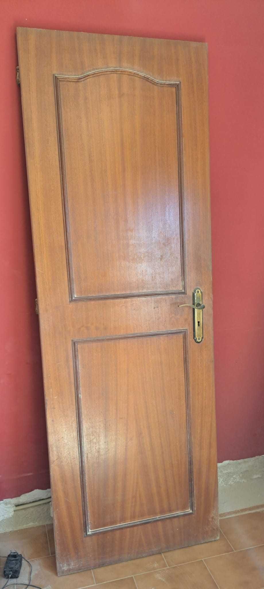 Portas de madeira com puxador