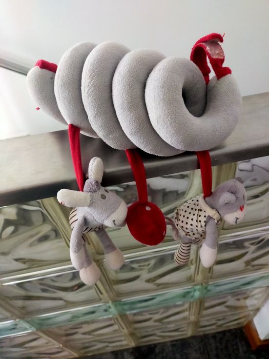 Brinquedos Lolita e Paquito Espiral da Noukies para babycoque