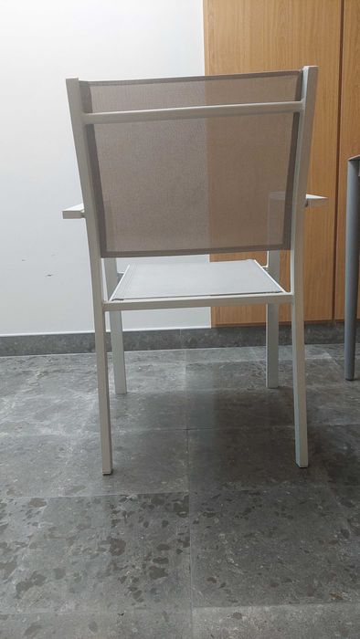 Conjunto de mesa com tampo em vidro lacado e 6 cadeiras - Exterior