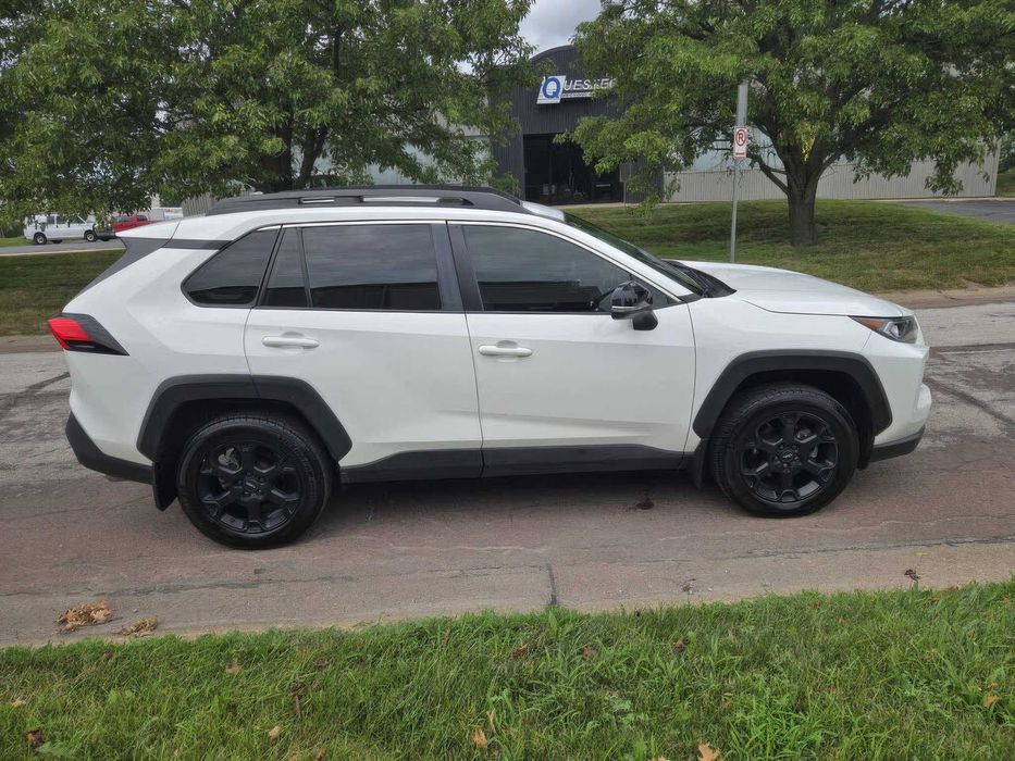 Toyota RAV4      2021
