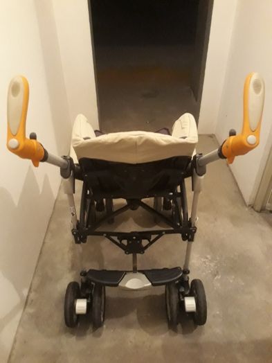 Carrinho de bebé Chicco e cadeirinha autoo igual, quase novinho!!!
