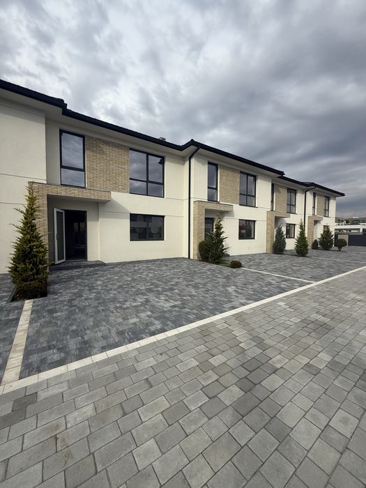 Продаж двухповерхового таунхаусу.