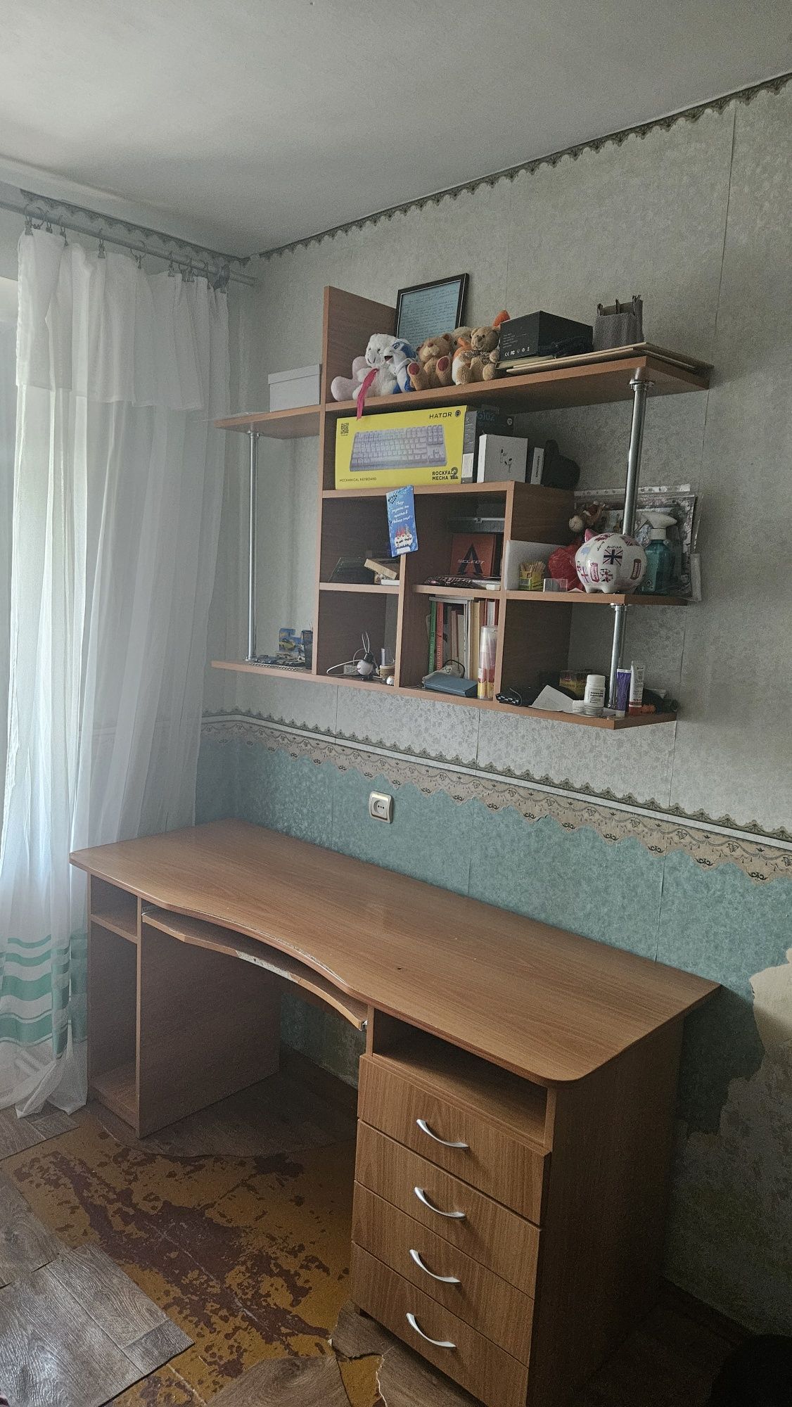 Стіл і поличках для студента