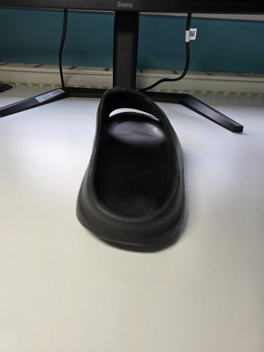 Nowe klapki Yeezy Slides style – czarne, rozmiar 44–45 (27–27,5 cm)